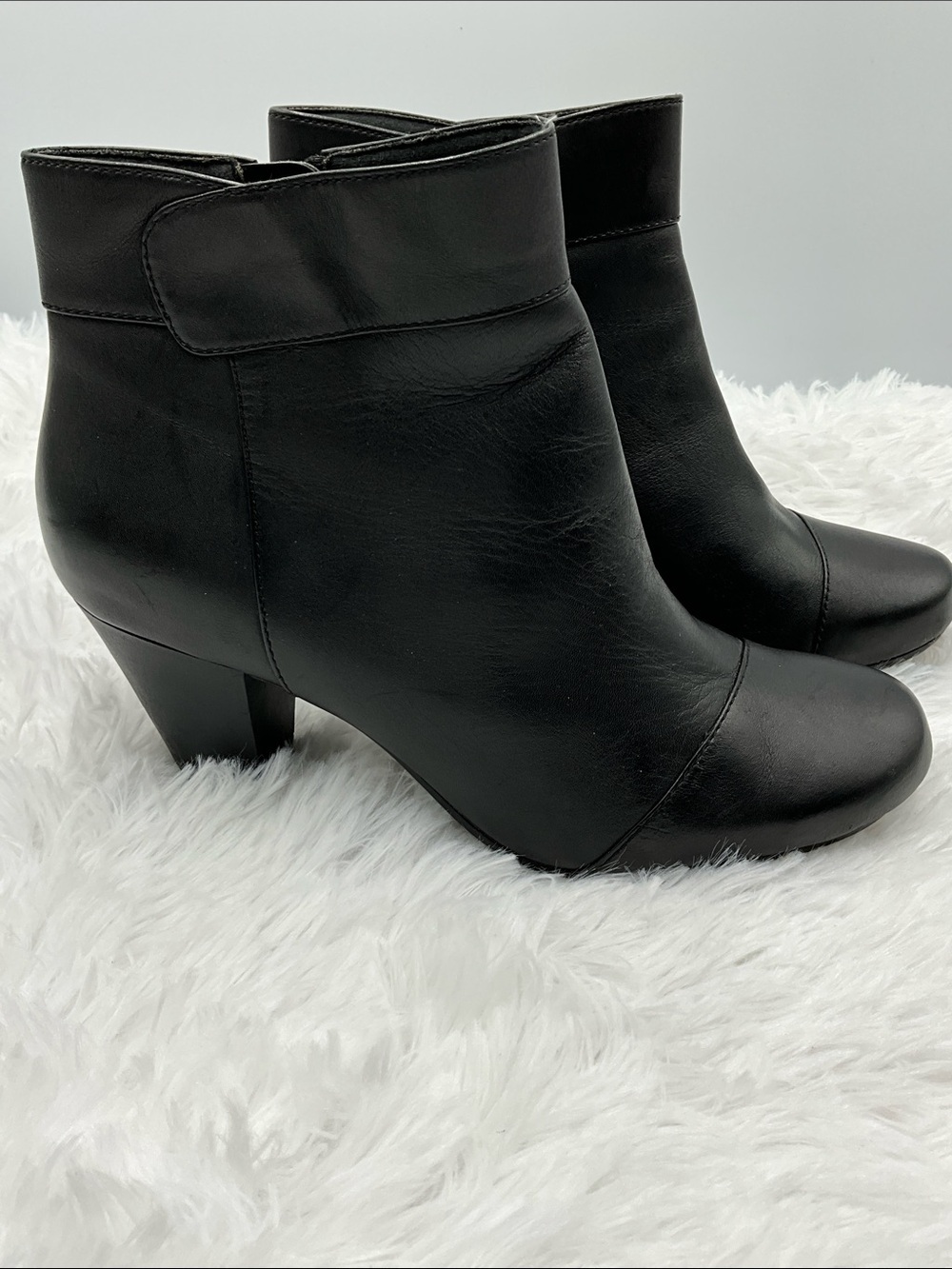 Clark’s Boots Size 9 Black Ankle Side Zipper Heel